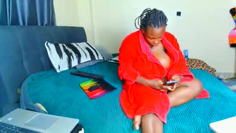 shee13 online show from February 5, 4:33 pm