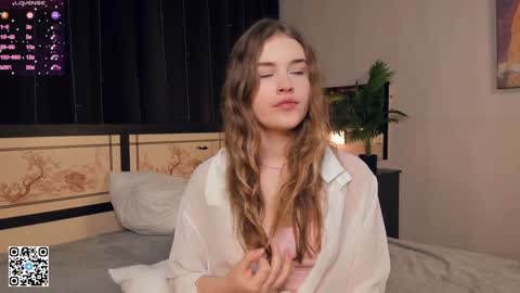 Snapshot of sheenaeast chatting on January 7, 12:31 pm Violet online show from January 7, 12:31 pm