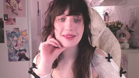 Snapshot of sheeny_shy chatting on December 26, 2:33 am Chiara online show from December 26, 2:33 am