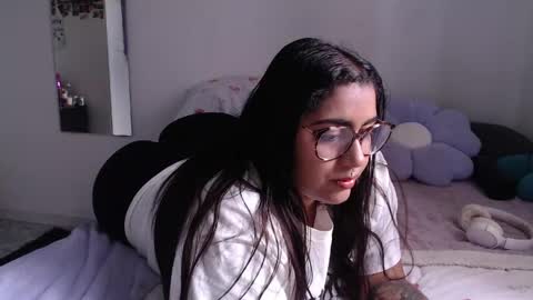 Snapshot of sheeylaroee chatting on May 11, 12:44 pm Heidy online show from May 11, 12:44 pm