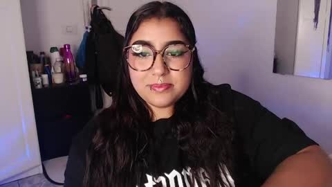 Snapshot of sheeylaroee chatting on May 18, 4:46 pm Heidy online show from May 18, 4:46 pm