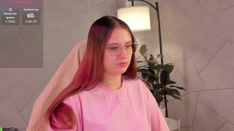 Snapshot of shei1a_shy chatting on May 7, 9:14 am Amely online show from May 7, 9:14 am
