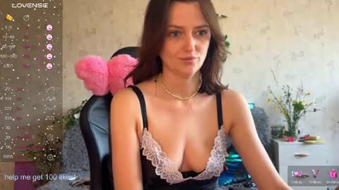 Snapshot of sheslike_firstlove chatting on April 9, 8:53 am Vanessa online show from April 9, 8:53 am