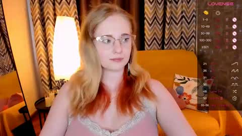 Snapshot of sheslinki chatting on April 24, 8:28 am Hello guys my name is Aemilia online show from April 24, 8:28 am
