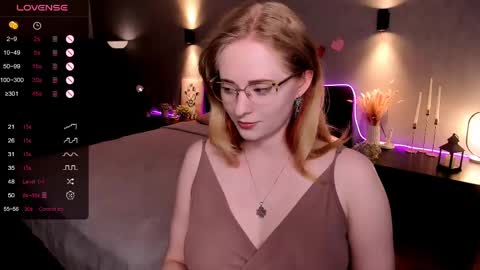Snapshot of sheslinki chatting on May 14, 8:32 am Hello guys my name is Aemilia online show from May 14, 8:32 am