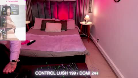 Snapshot of sheyla_hills_ chatting on December 18, 4:31 am Sheyla online show from December 18, 4:31 am