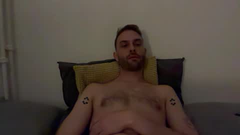 Snapshot of shiggyvara chatting on October 3, 1:35 am phil. online show from October 3, 1:35 am