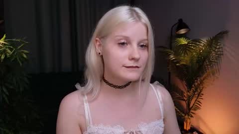 Snapshot of shinejoan chatting on October 9, 3:10 pm help me reach my first 25 thumbs up online show from October 9, 3:10 pm