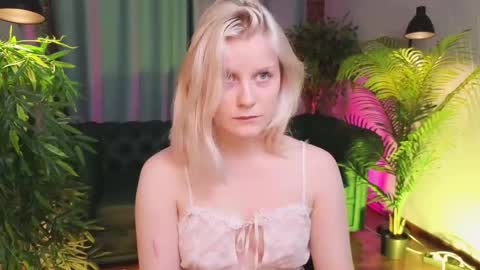 Snapshot of shinejoan chatting on November 1, 2:41 pm help me reach my first 25 thumbs up online show from November 1, 2:41 pm