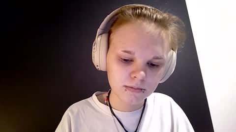 Snapshot of shinpestano chatting on February 3, 8:41 am Emma online show from February 3, 8:41 am