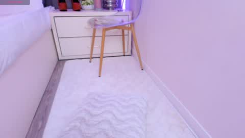 Snapshot of shy_eveline chatting on April 7, 10:31 pm shy_eveline online show from April 7, 10:31 pm