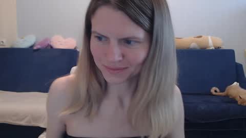 Snapshot of shy_moony chatting on April 23, 4:31 pm just Alex online show from April 23, 4:31 pm