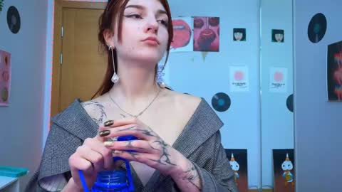 Snapshot of shybella_girl chatting on December 4, 7:50 am Bella online show from December 4, 7:50 am