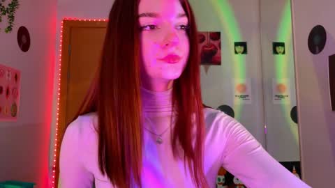 Snapshot of shybella_girl chatting on December 5, 6:43 am Bella online show from December 5, 6:43 am