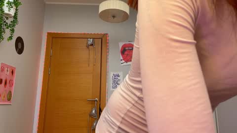 Snapshot of shybella_girl chatting on December 5, 9:50 am Bella online show from December 5, 9:50 am