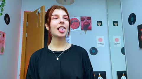 Snapshot of shybella_girl chatting on December 8, 11:46 am Bella online show from December 8, 11:46 am