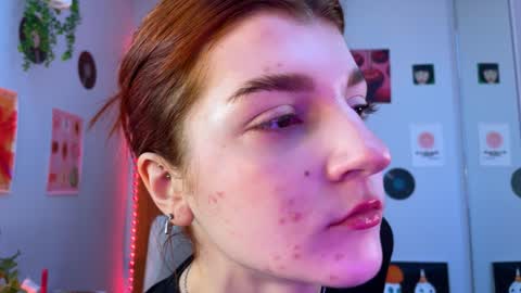 Snapshot of shybella_girl chatting on December 9, 6:55 am Bella online show from December 9, 6:55 am