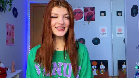 Snapshot of shybella_girl chatting on December 17, 6:56 am Bella online show from December 17, 6:56 am