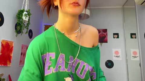 Snapshot of shybella_girl chatting on December 17, 10:01 am Bella online show from December 17, 10:01 am