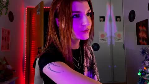 Snapshot of shybella_girl chatting on December 23, 6:33 am Bella online show from December 23, 6:33 am