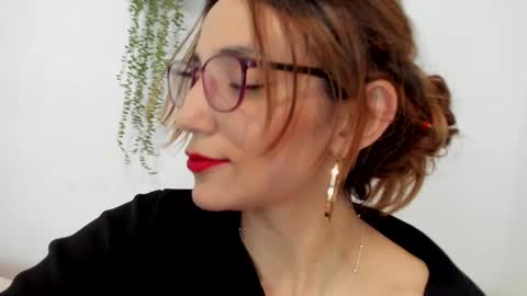Snapshot of shybut_naughty chatting on December 13, 12:31 am Tell me Ari My only social media will be IG online show from December 13, 12:31 am