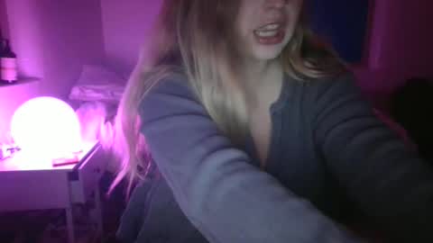 Snapshot of shyspacegirlie chatting on October 22, 5:52 am shyspacegirlie online show from October 22, 5:52 am