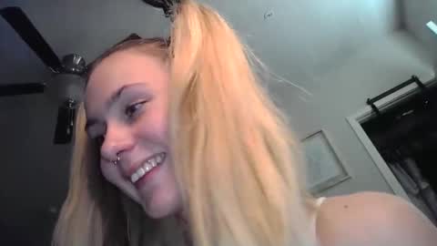 Snapshot of shyy_petitebaby chatting on February 26, 3:44 pm shypetitebaby online show from February 26, 3:44 pm