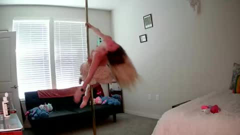 Snapshot of shyy_petitebaby chatting on March 27, 3:45 pm shypetitebaby online show from March 27, 3:45 pm