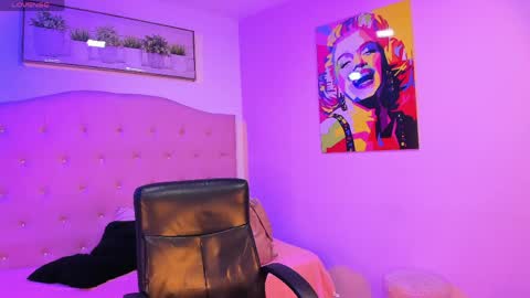 Snapshot of sienna_cavalli chatting on April 1, 12:39 pm SIENNA online show from April 1, 12:39 pm