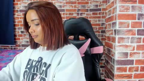 Snapshot of sienna_lux01 chatting on March 10, 1:32 am sienna_lux01 online show from March 10, 1:32 am