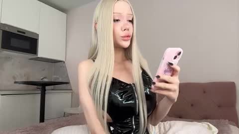 Snapshot of siliconepornstar chatting on October 1, 5:46 am Diana online show from October 1, 5:46 am