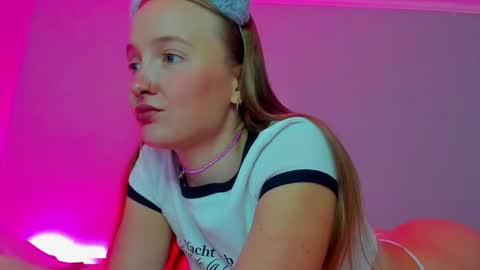 Snapshot of silky_huzelnut chatting on September 16, 8:37 am Mila online show from September 16, 8:37 am