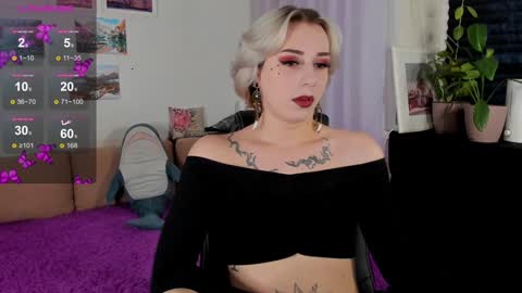 Snapshot of silverfoxxxxy chatting on December 19, 8:23 am Maksi online show from December 19, 8:23 am