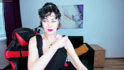 Silvia Wallec online show from May 6, 5:57 am