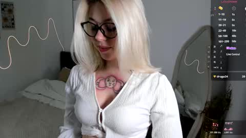 Snapshot of simonagerry chatting on October 18, 5:10 am SimonaGerry online show from October 18, 5:10 am