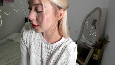 Snapshot of simonagerry chatting on October 22, 4:35 am SimonaGerry online show from October 22, 4:35 am