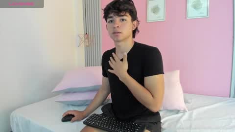 Snapshot of simonlambert__ chatting on December 14, 7:36 pm Simon online show from December 14, 7:36 pm