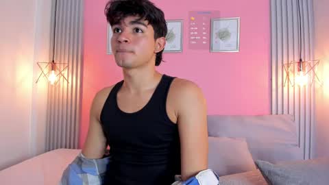 Snapshot of simonlambert__ chatting on December 18, 6:35 pm Simon online show from December 18, 6:35 pm