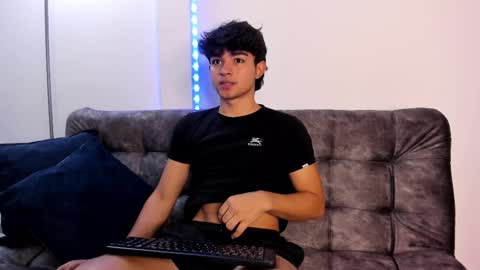 Snapshot of simonlambert__ chatting on December 19, 9:17 pm Simon online show from December 19, 9:17 pm