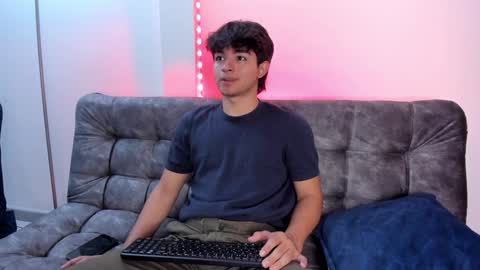 Snapshot of simonlambert__ chatting on December 27, 10:05 pm Simon online show from December 27, 10:05 pm