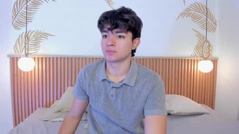 Snapshot of simonlambert__ chatting on December 31, 2:03 pm Simon online show from December 31, 2:03 pm