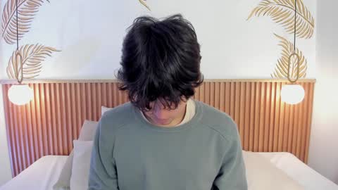 Snapshot of simonlambert__ chatting on January 3, 12:30 pm Simon online show from January 3, 12:30 pm