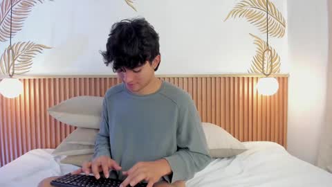 Snapshot of simonlambert__ chatting on January 3, 3:33 pm Simon online show from January 3, 3:33 pm