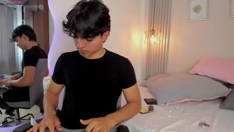 Snapshot of simonlambert__ chatting on January 26, 3:14 pm Simon online show from January 26, 3:14 pm