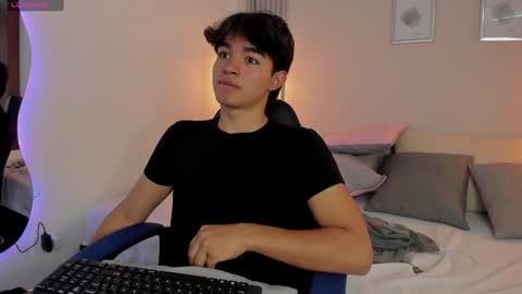 Snapshot of simonlambert__ chatting on January 26, 6:16 pm Simon online show from January 26, 6:16 pm