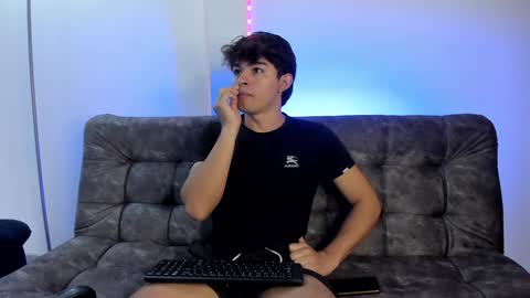 Snapshot of simonlambert__ chatting on January 31, 1:02 pm Simon online show from January 31, 1:02 pm