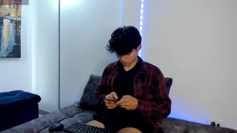 Snapshot of simonlambert__ chatting on February 1, 1:09 pm Simon online show from February 1, 1:09 pm