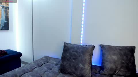 Snapshot of simonlambert__ chatting on February 1, 4:11 pm Simon online show from February 1, 4:11 pm