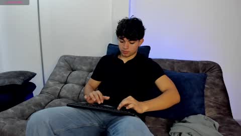 Snapshot of simonlambert__ chatting on February 5, 1:44 pm Simon online show from February 5, 1:44 pm