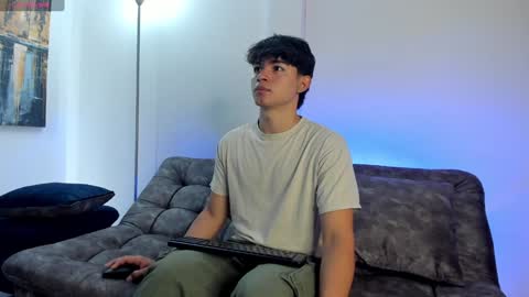 Snapshot of simonlambert__ chatting on February 6, 1:10 pm Simon online show from February 6, 1:10 pm